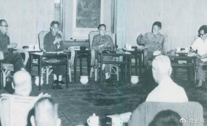 1977年8月4日—8日,邓小平主持召开科学和教育工作座谈会。 1977年8月4日—8日,邓小平主持召开科学和教育工作座谈会。