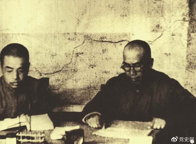 1945年8月,彭德怀任中央军委副主席兼总参谋长,协助毛泽东、朱德指挥对日军的大反攻。图为朱德和彭德怀在延安。 1945年8月,彭德怀任中央军委副主席兼总参谋长,协助毛泽东、朱德指挥对日军的大反攻。图为朱德和彭德怀在延安。